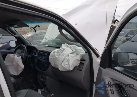 2002 Ford Escape Xls z USA, uszkodzony, nr VIN 1FMYU01162KC82694